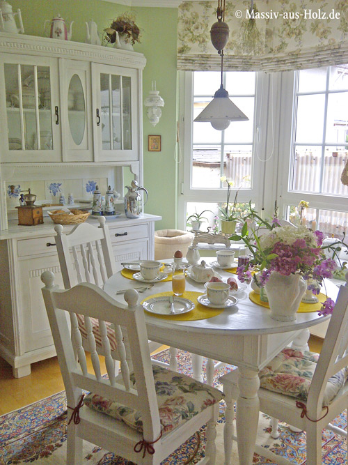 Neue Gesellschaft im Esszimmer – runder Tisch mit Schubladen