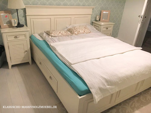 Doppelbett im Landhausstil mit einem geraden Kopfteil und Fußteil Doppelbett im Landhausstil - Kopfteil gerade, Fußteil niedrig