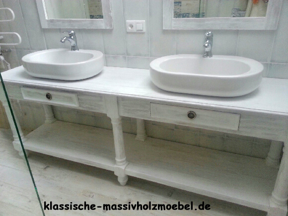 Waschbeckenunterschrank im Landhausstil - shabby chic weiß gewischt Ein weißer Waschbeckenunterschrank im Landhausstil verzaubert alle Landhaus-Verliebte.
