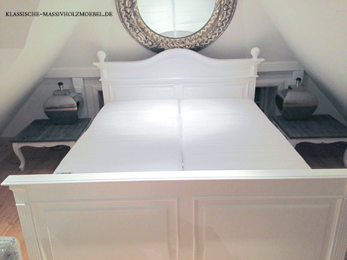 Weißes Komfortbett mit Einstiegshilfe im Landhausstil