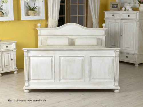 Landhausbett als Komfortbett in Antik weiß