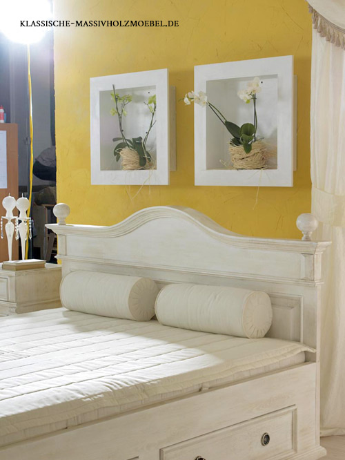 Landhausbett mit hohem Kopfteil