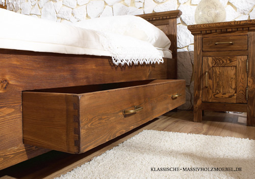 Rustikales Komfortbett aus Massivholz mit Schubladen