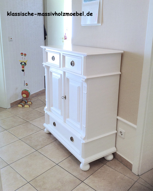Weiße Kommoden in unterschiedlichen Größen aus massivem Kiefernholz Weiße Kommoden in unterschiedlichen Größen aus massivem Kiefernholz