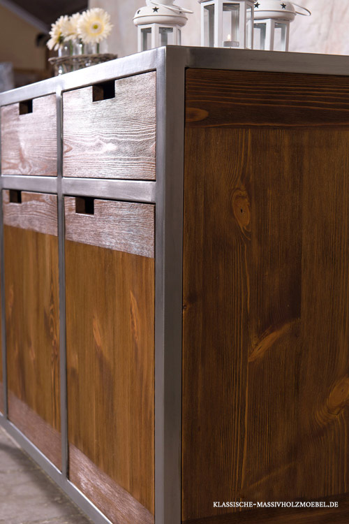 Sideboard im Industriedesign - Metallrahmen und massives Kiefernholz Sideboard im Industriedesign - Metallrahmen und massives Kiefernholz