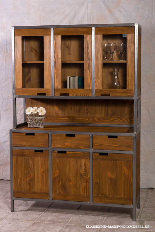 Küchenbuffet im urbanen Industrie-Look aus Metallrahmen und massivem Kiefernholz Küchenbuffet im urbanen Industrie-Look aus Metallrahmen und massivem Kiefernholz
