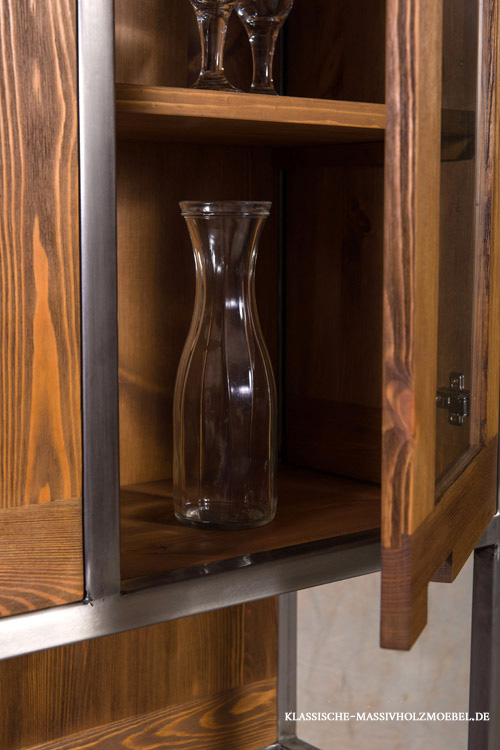 Aufsatz im Buffetschrank mit urbanem Charme Aufsatz im Buffetschrank mit urbanem Charme