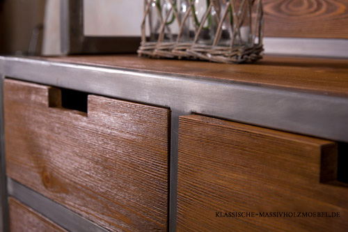 Buffetschrank im Industriedesign 3-türig mit 3 Schubladen große, angefertigt aus massivem Kiefernholz und Metallrahmen Buffetschrank im Industriedesign 3-türig mit 3 Schubladen große, angefertigt aus massivem Kiefernholz und Metallrahmen