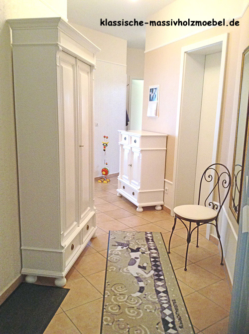 Schuhschrank und Sideboard aus massivem Kiefernholz im engen Flur Schuhschrank und Sideboard aus massivem Kiefernholz im engen Flur