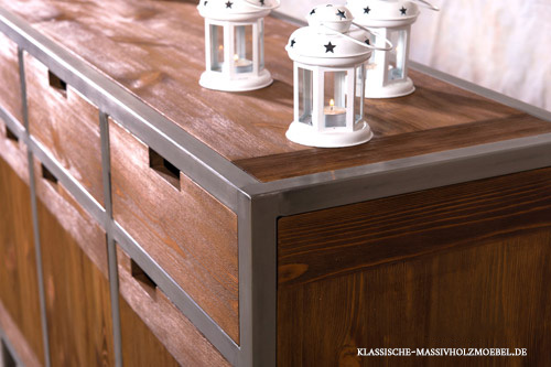 Moderner Sideboard im urbanen Look aus Metallrahmen und massivem Kiefernholz Moderner Sideboard im urbanen Look aus Metallrahmen und massivem Kiefernholz