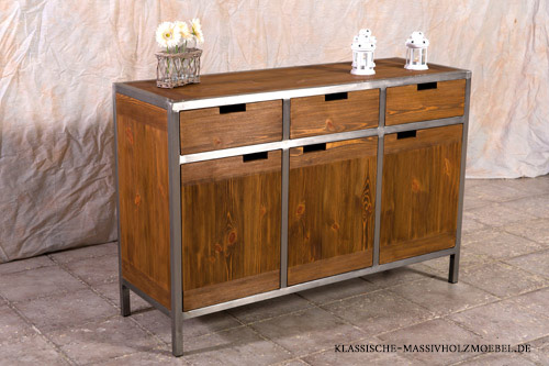 Sideboard im Industriedesign aus massivem Kiefernholz und Metallrahmen Sideboard im Industriedesign aus massivem Kiefernholz und Metallrahmen