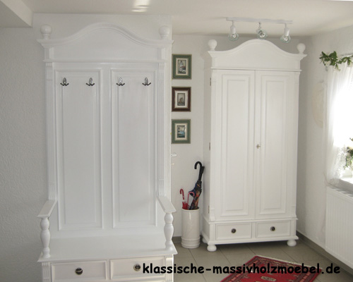 Garderobenschränke im Flur, weiß, massives Kiefernholz Garderobenschränke im Flur, weiß, massives Kiefernholz