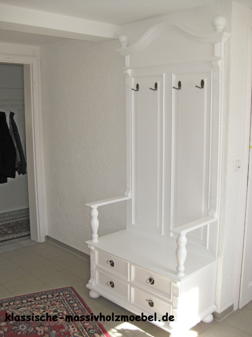 Weiße Garderobe mit Sitzmöglichkeit und Schubladen Weiße Garderobe mit Sitzmöglichkeit und Schubladen