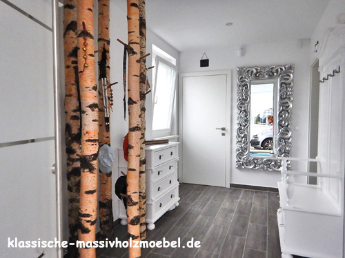 Weiße Landhausmöbel im Flur aus massivem Holz Kiefer Weiße Landhausmöbel im Flur aus massivem Holz Kiefer