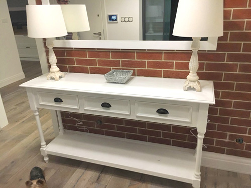 Weiße Landhaus Konsole im Flur aus Kiefernholz Weiße Landhaus Konsole im Flur