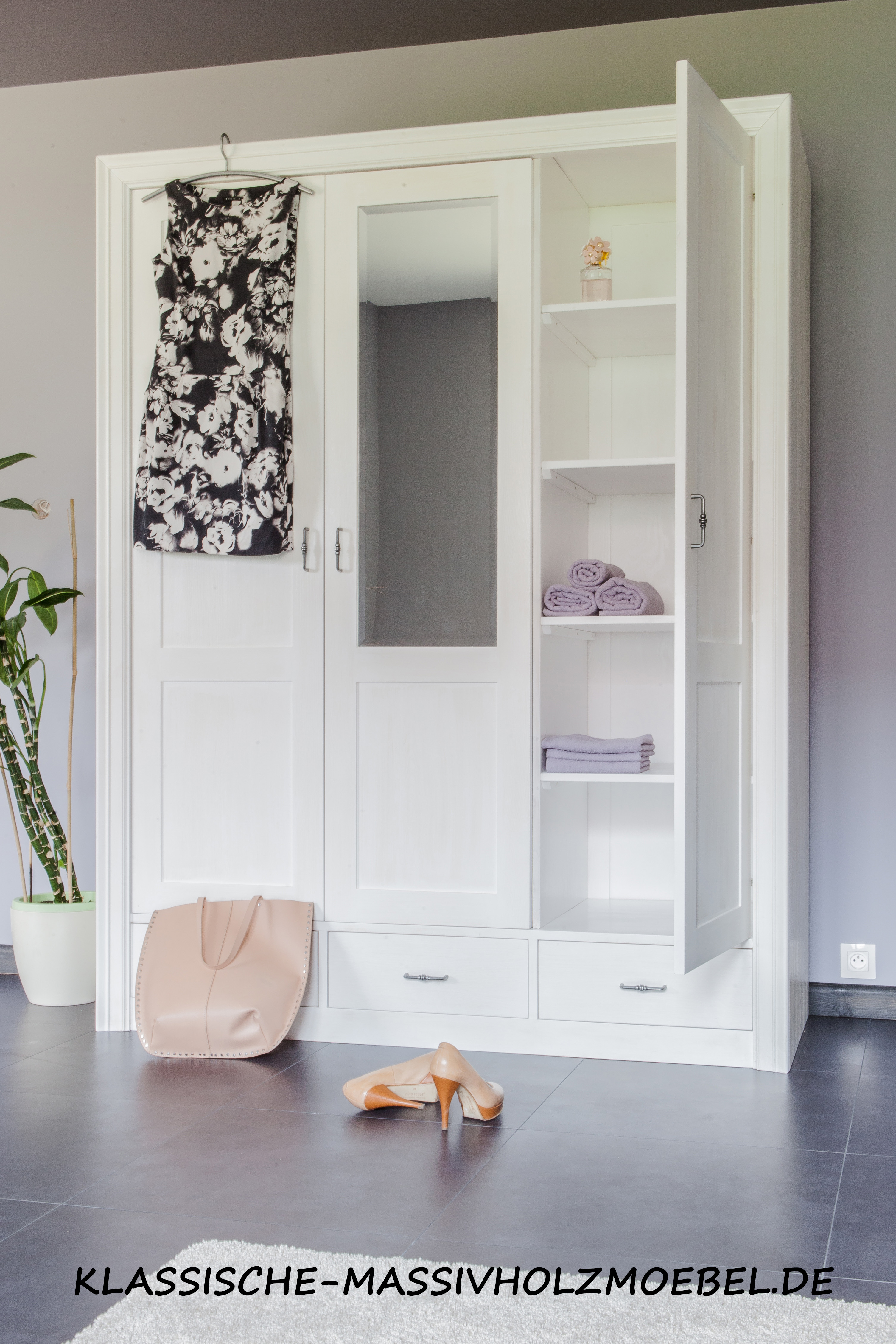 3-türiger Kleiderschrank mit großem Spiegel in Weiß - 100% Kiefernholz, Handarbeit Weißer Schrank Kleiderschrank massiv Holz Möbel modern wohnen einrichten