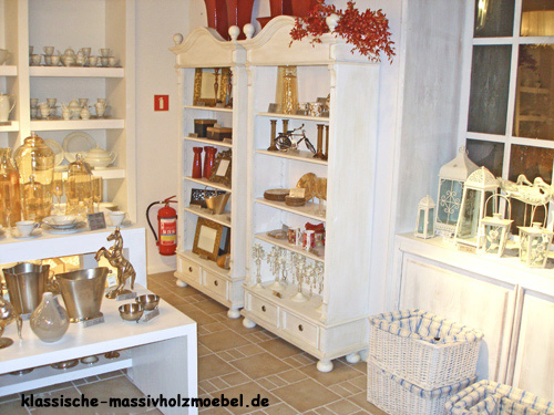 Verkaufsregale in Antik weiß, leicht vanillefarben aus Massivholz