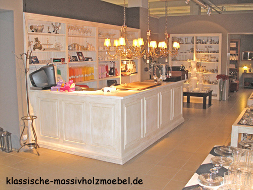 Empfang im Hotel, Geschäft, Laden; Verkaufstheke 