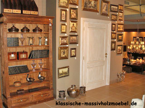 Verkaufsmöbel im Geschäft, Verkaufsregale aus Holz in Naturwachs und Antik weiß