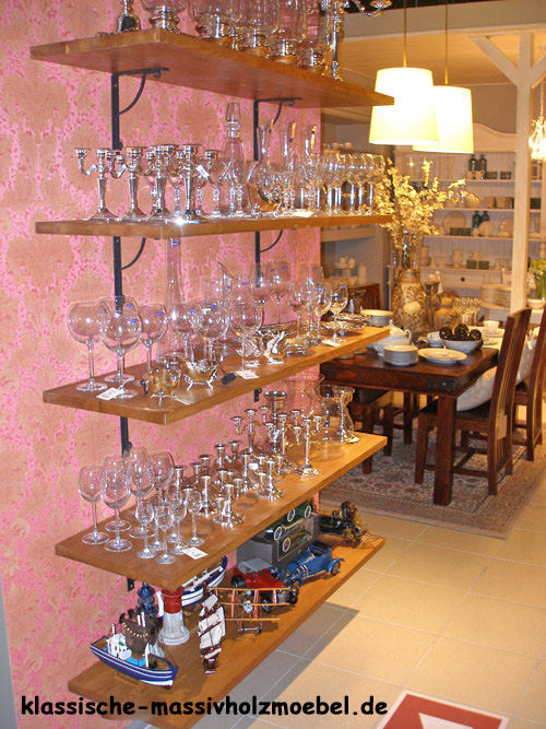 Objekt Möbel im Geschäft - Wandregale in Naturwachs