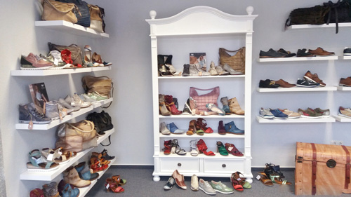 Weißes Verkaufsregal aus Holz, Ladenbau, LAdeneinrichtung