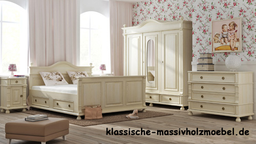 Schlafzimmer im Landhausstil in Antik weiß