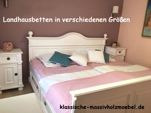 Weisses Landhausbett im Hotelzimmer