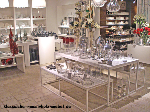 Möbel nach Maß, Holz massiv weiß. Verkaufsregale, Ladeneinrichtung, Verkaufsschränke