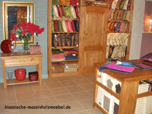 Verkaufsmöbel im Geschäft, Theke, Tresen, Regale aus Holz in Naturwachs