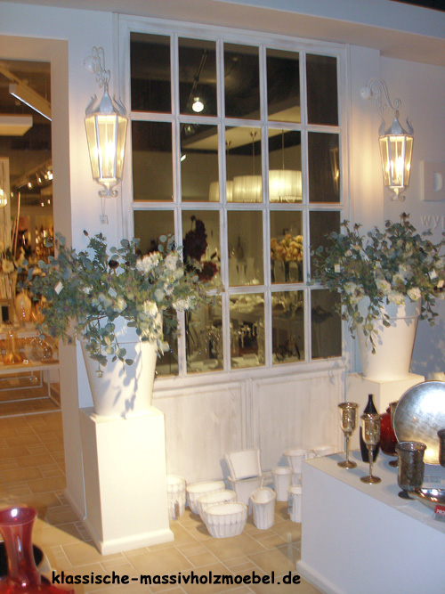 Verkaufsmöbel im Geschäft, Verkaufsregale aus Holz in Naturwachs und Antik weiß