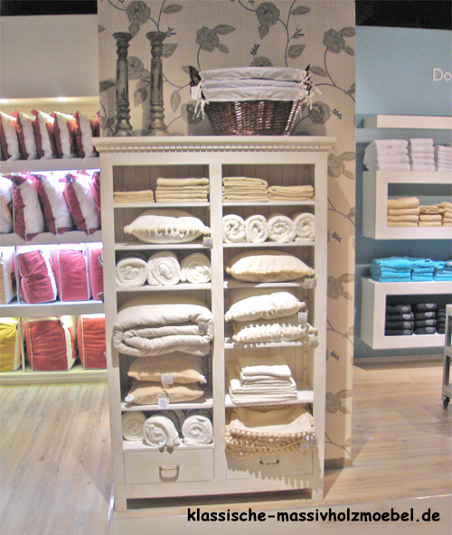 Weißes Verkaufsregal aus Holz, Ladenbau