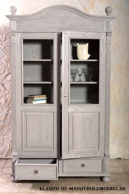 Vitrine im Landhausstil in Platin gebürstet Vitrine im Landhausstil in Platin gebürstet