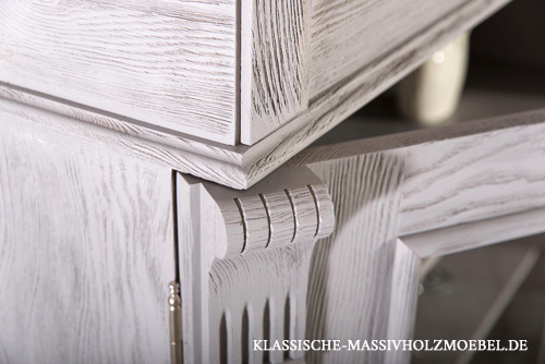 Vitrine im Landhausstil in Grau gebürstet Vitrine im Landhausstil in Grau gebürstet