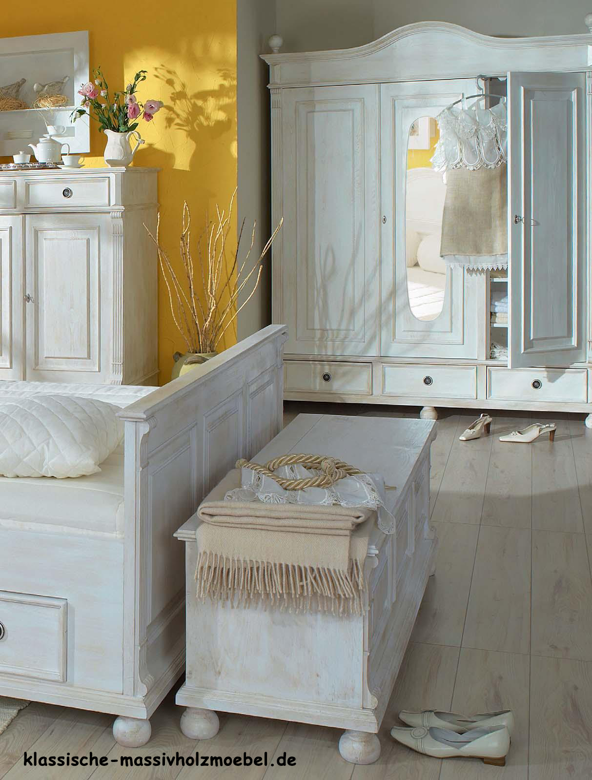 Kleiderschrank Napoleon im Landhausstil, Farbe Antik weiß leicht vanillefarben gewischt Kleiderschrank Napoleon im Landhausstil, Farbe Antik weiß leicht vanillefarben gewischt