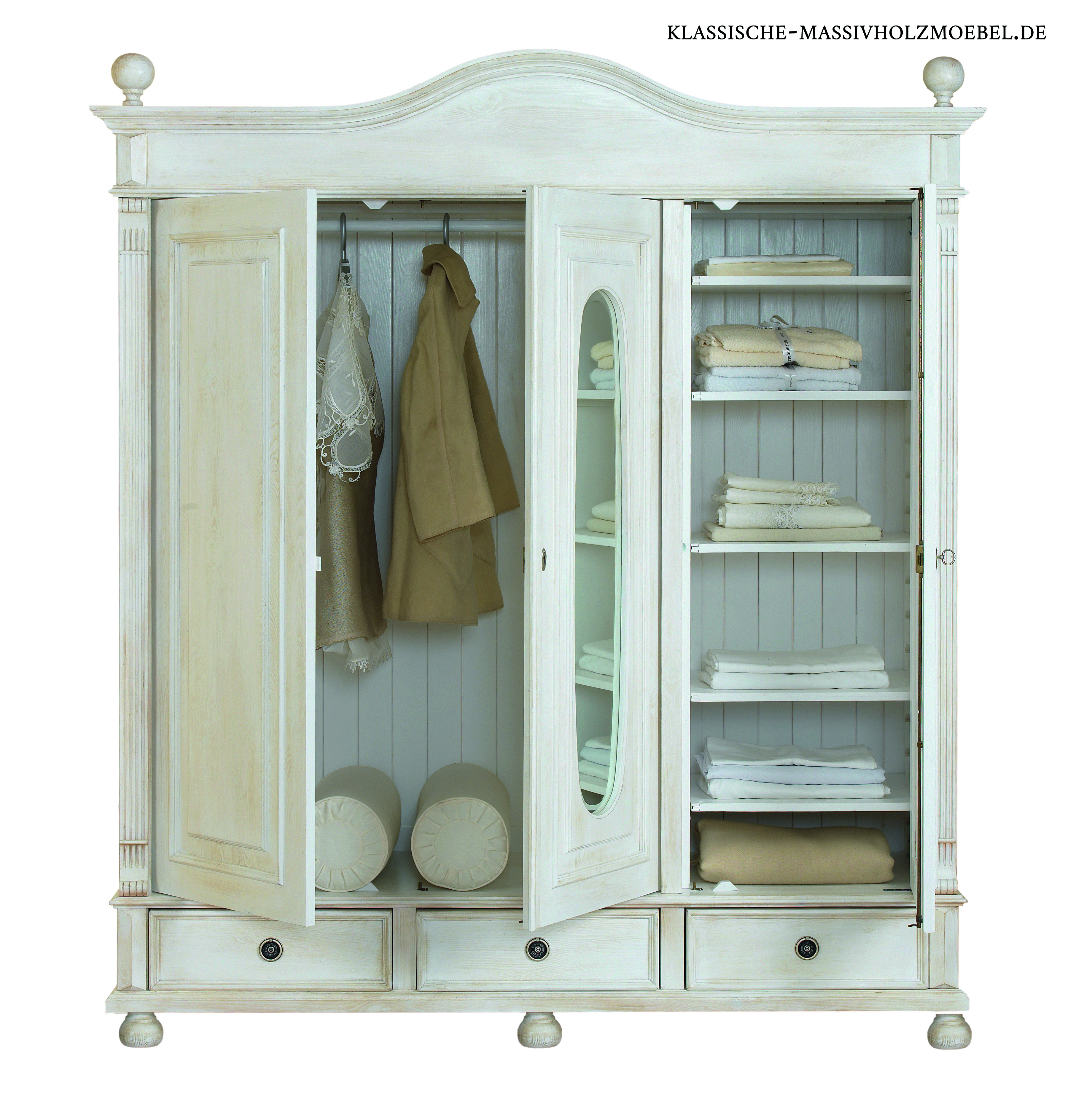 Spiegel im Landhausschrank 3-türig, Farbe Antik weiß, leicht vanillefarben (eierschalenfarben) Spiegel im Landhausschrank 3-türig, Farbe Antik weiß, leicht vanillefarben (eierschalenfarben)