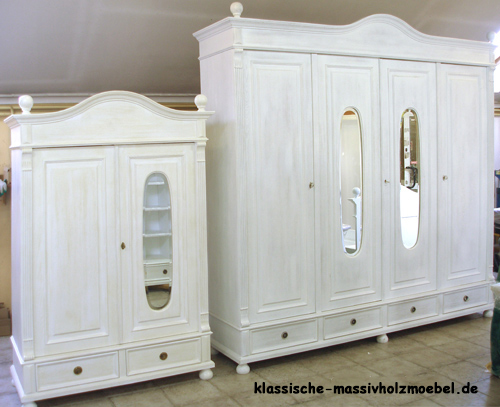 Beide Schränke im Landhausstil mit Spiegel wurden individuell nach Maß gebaut.