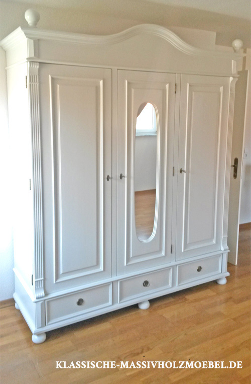 Weißer 3-türiger Landhausschrank mit ovalem Spiegel Weißer Landhausschrank mit ovalem Spiegel