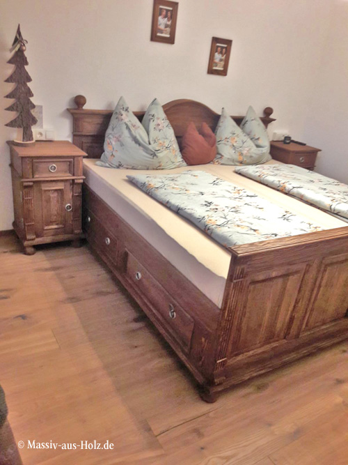 Landhausbett VEDENE mit 4 Schubladen in Antik hell Landhausbett VEDENE mit 4 Schubladen in Antik hell