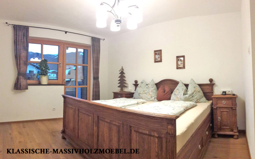 Landhaus Nachttisch VEDENE in Antik hell, links und rechts anschlagend Landhaus Nachttisch VEDENE in Antik hell, links und rechts anschlagend