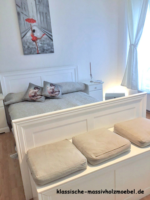 Bett und Truhe im Einklang