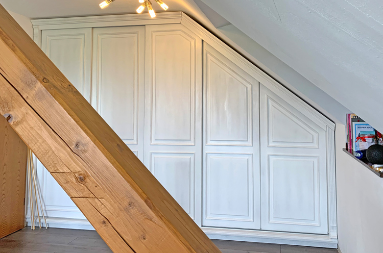 Einbauschrank mit Schräge im Landhausstil