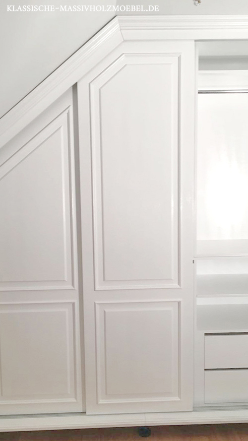 Weißer Einbauschrank mit Schräge und Schiebetüren Weißer Einbauschrank mit Schräge und Schiebetüren