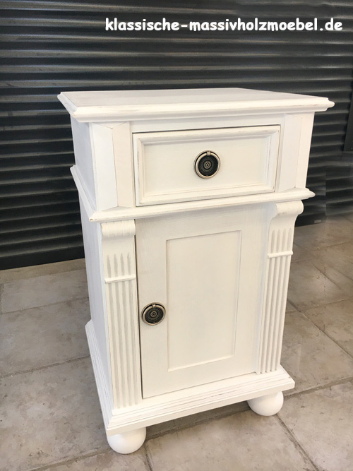 Nachtschränkchen im Landhausstil