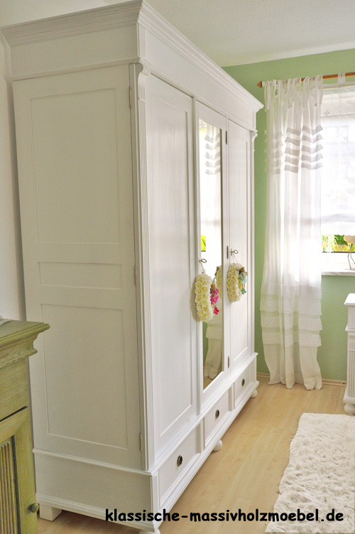 Weißer Kleiderschrank im individuellen Design