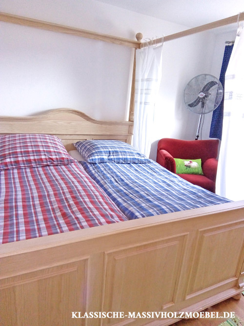 Foto von Kundin; Himmelbett aus Eschenholz, naturgewachst Foto von Kundin; Himmelbett aus Eschenholz, naturgewachst