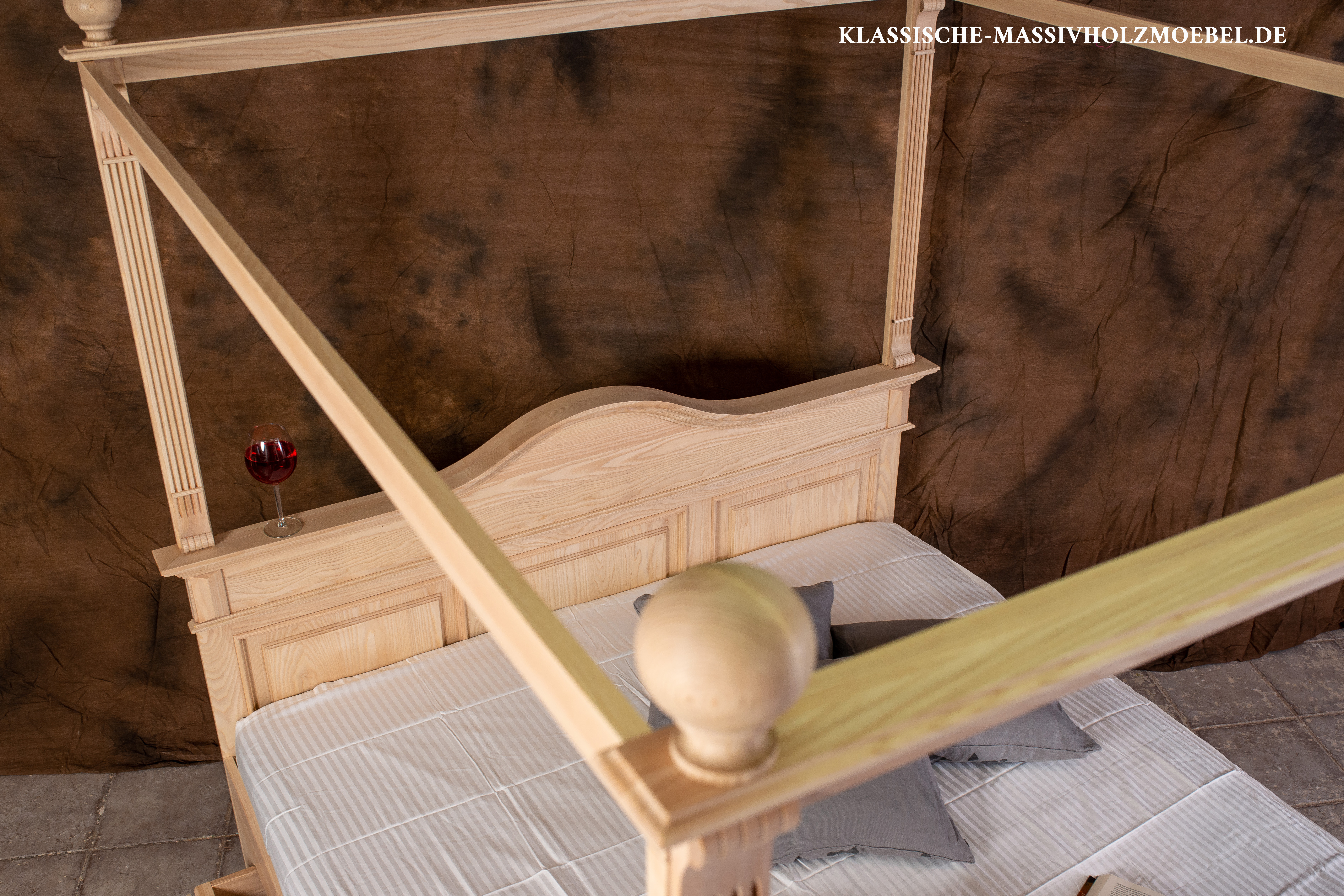 Hochwertiges Baldachinbett aus massiver Esche Hochwertiges Baldachinbett aus massiver Esche