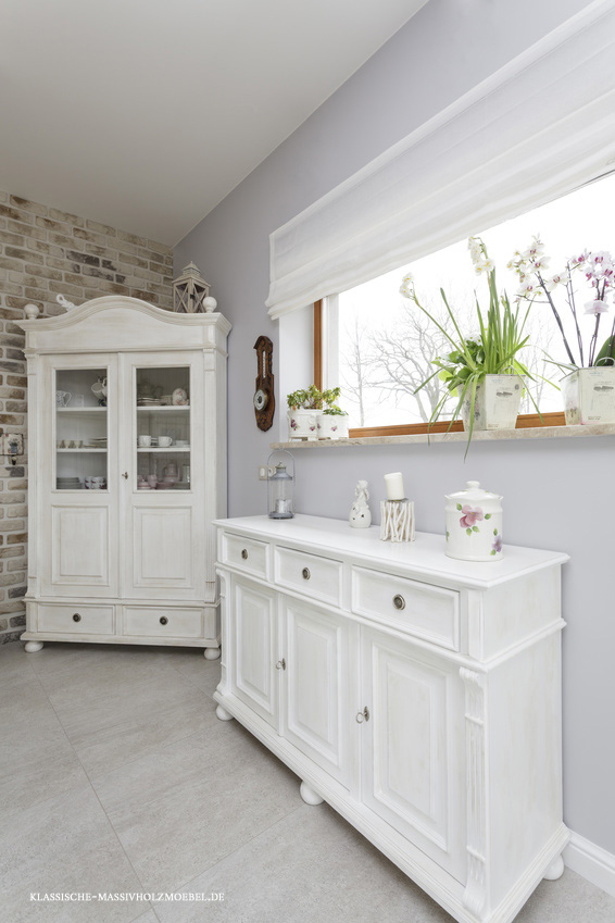 Landhaus Anrichte 3-türig mit 3 Schubladen - Farbe Alt weiß Landhaus Anrichte 3-türig mit 3 Schubladen - Farbe Alt weiß