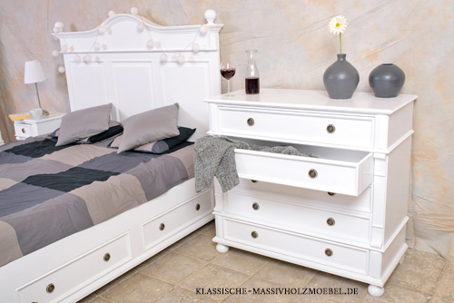 Landhaus Kommode mit 4 Schubladen - Massivholz Kiefer - Farbe Weiß Landhaus Kommode mit 4 Schubladen - Farbe Weiß