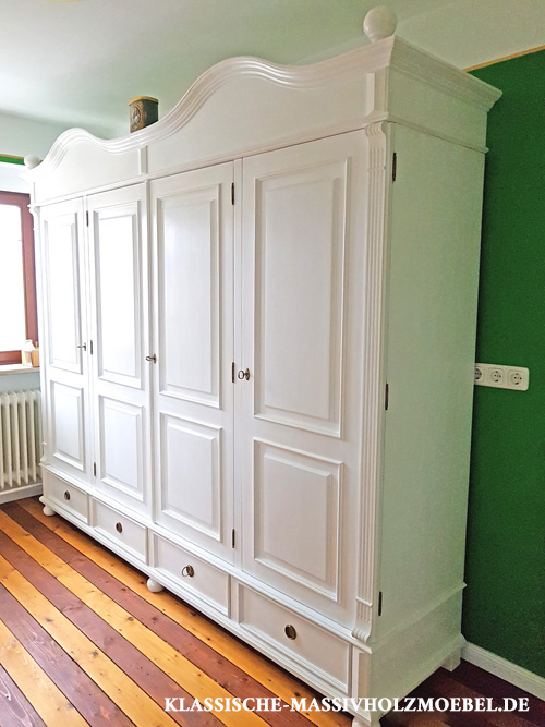 Altbauhaus - viertüriger Kleiderschrank im Landhausstil auf Maß Farbe Weiß Material Kiefer massiv Altbauhaus - viertüriger Kleiderschrank im Landhausstil auf Maß