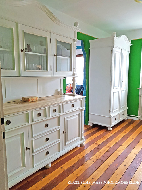 Altbauhaus einrichten - Massivholzmöbel aus Kiefer im Landhausstil in Weiß Altbauhaus einrichten - Massivholzmöbel aus Kiefer im Landhausstil